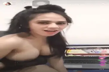Aksi Live Instagram Gadis Cantik Pamer Dada Mulus poster