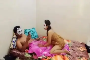 Gaya Klasik Suami Istri Di Ranjang Kamar 2026 poster